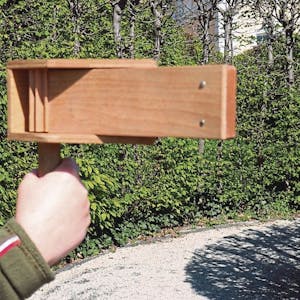 Das Bild zeigt eine Raspel aus Holz.
