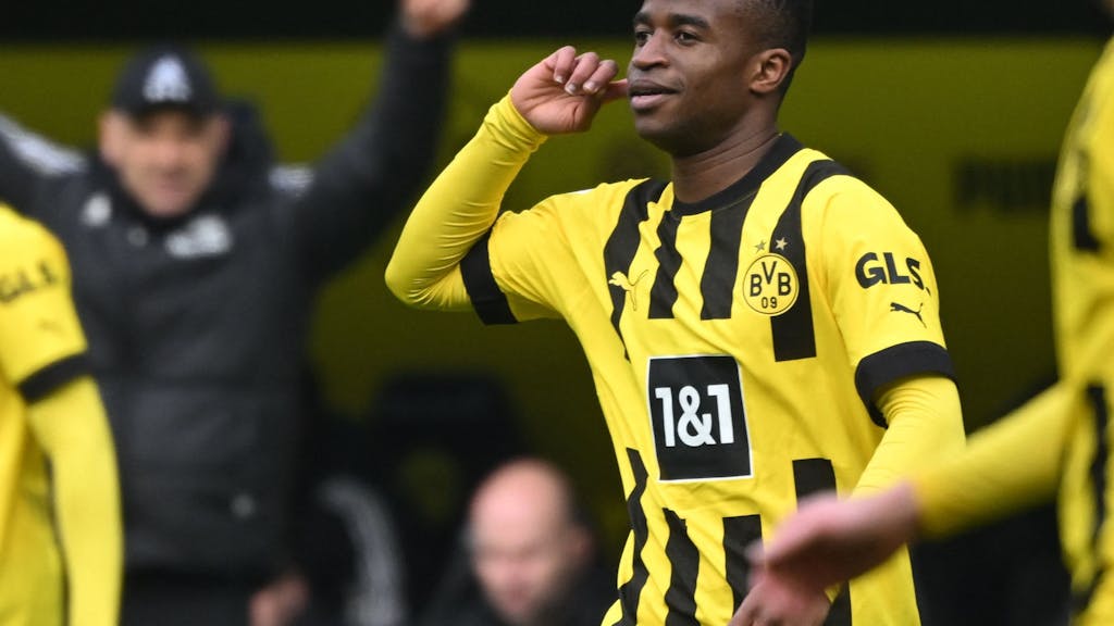 Youssoufa Moukoko jubelt über sein Tor für Borussia Dortmund gegen Union Berlin. Der BVB holte dank des Joker-Treffers wichtige drei Bundesliga-Punkte.