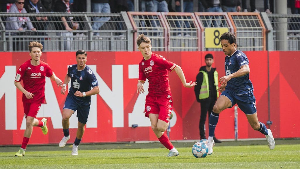 Kölns Tidiane Toure dribbelt beim Halbfinal-Hinspiel der U19-Bundesliga beim FSV Mainz 05