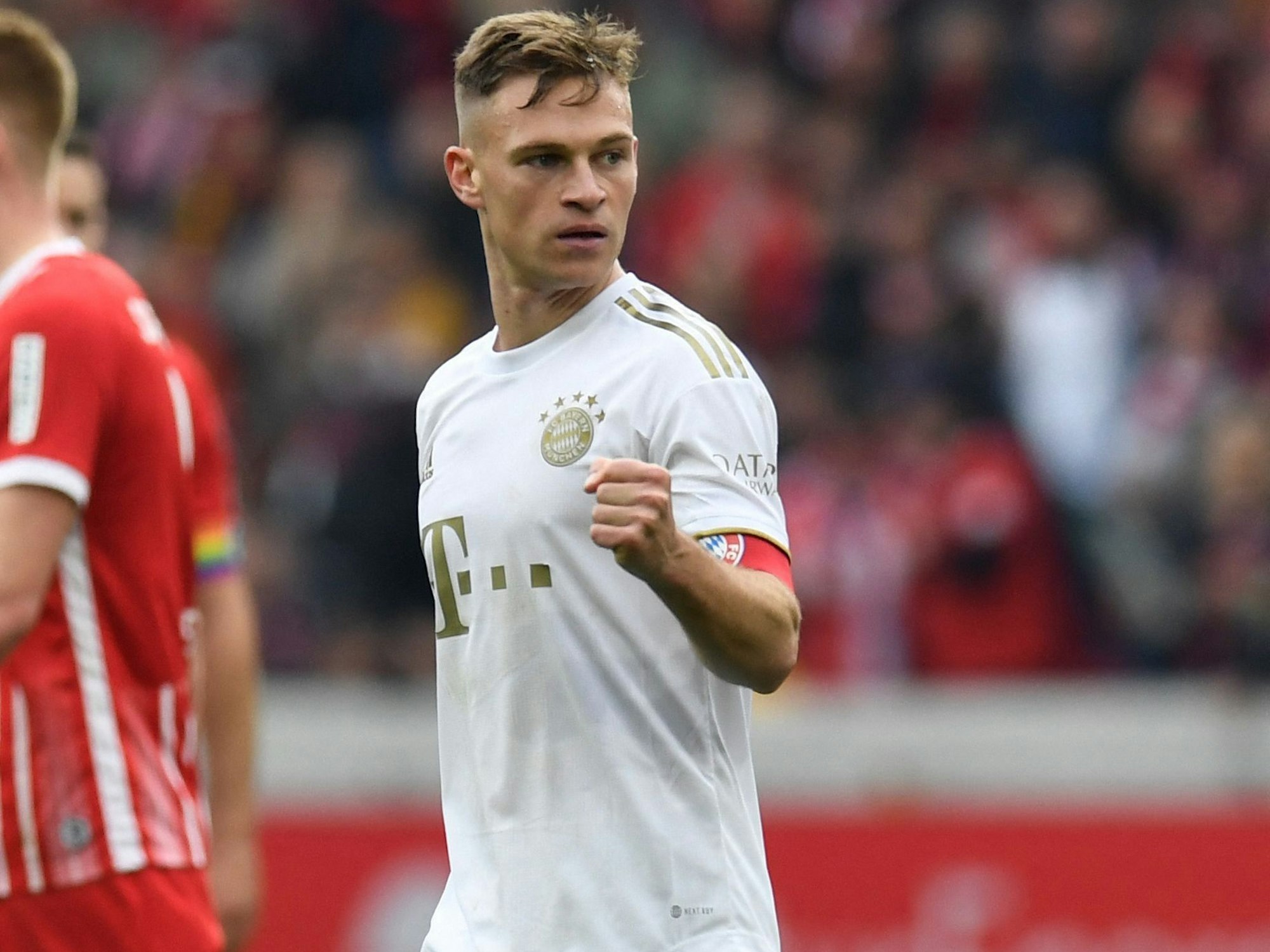 Joshua Kimmich jubelt nach dem 1:0-Erfolg des FC Bayern München beim SC Freiburg am 8. April 2023 provokativ in Richtung Heimfans.