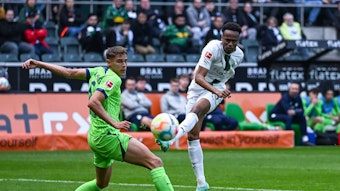 Nathan Ngoumou (r.) schießt sein erstes Tor für Borussia Mönchengladbach. Im Spiel gegen den VfL Wolfsburg am 9. April 2023 setzt er sich gegen Micky van de Ven durch.