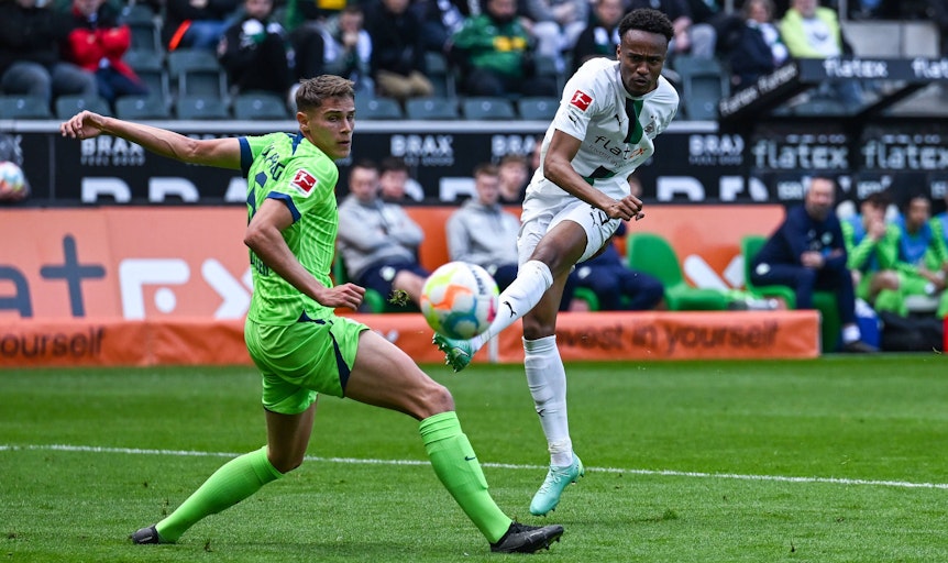 Nathan Ngoumou (r.) schießt sein erstes Tor für Borussia Mönchengladbach. Im Spiel gegen den VfL Wolfsburg am 9. April 2023 setzt er sich gegen Micky van de Ven durch.