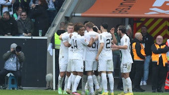 Borussia Mönchengladbach hat sich am Sonntag (9. April 2023) mit 2:0 gegen den VfL Wolfsburg durchgesetzt. Das Foto zeigt die Mannschaft beim Jubel nach dem Treffer zum 1:0.