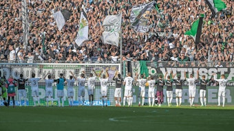 Die Spieler von Borussia Mönchengladbach feiern vor der Nordkurve mit den Gladbach-Fans im Anschluss an den 2:0-Sieg gegen den VfL Wolfsburg am 9. April 2023.