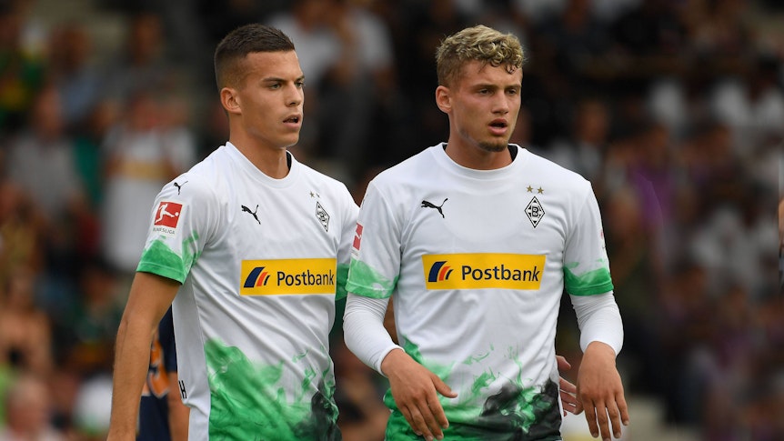 Zwei ehemalige Hoffnungsträger von Borussia Mönchengladbach: Laszlo Bénes (l.) und Michael Cuisance bei einem Gladbach-Testspiel gegen Basaksehir Istanbul am 17. Juli 2019.