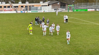 Enttäuschung beim Frauen-Team von Borussia Mönchengladbach nach dem Pokal-Aus gegen Warbeyen am Ostermontag (10. April 2023). Das Spiel fand in Kleve statt.