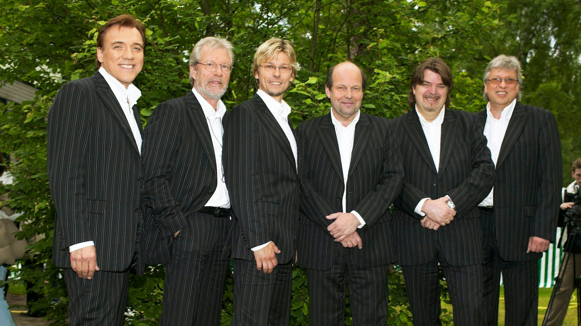 (vl.n.r:) Die Musiker Christer Sjögren, Tony Eriksson, Johan Norberg, Lasse Wellander, Kenth Andersson und Erik Lihm posieren für ein gemeinsames Foto.