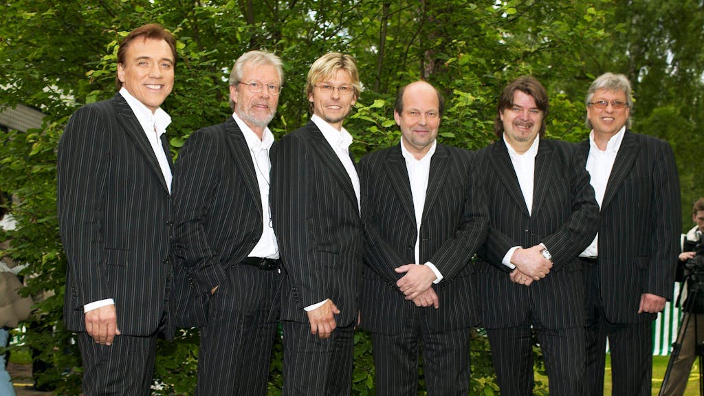 (vl.n.r:) Die Musiker Christer Sjögren, Tony Eriksson, Johan Norberg, Lasse Wellander, Kenth Andersson und Erik Lihm posieren für ein gemeinsames Foto.&nbsp;