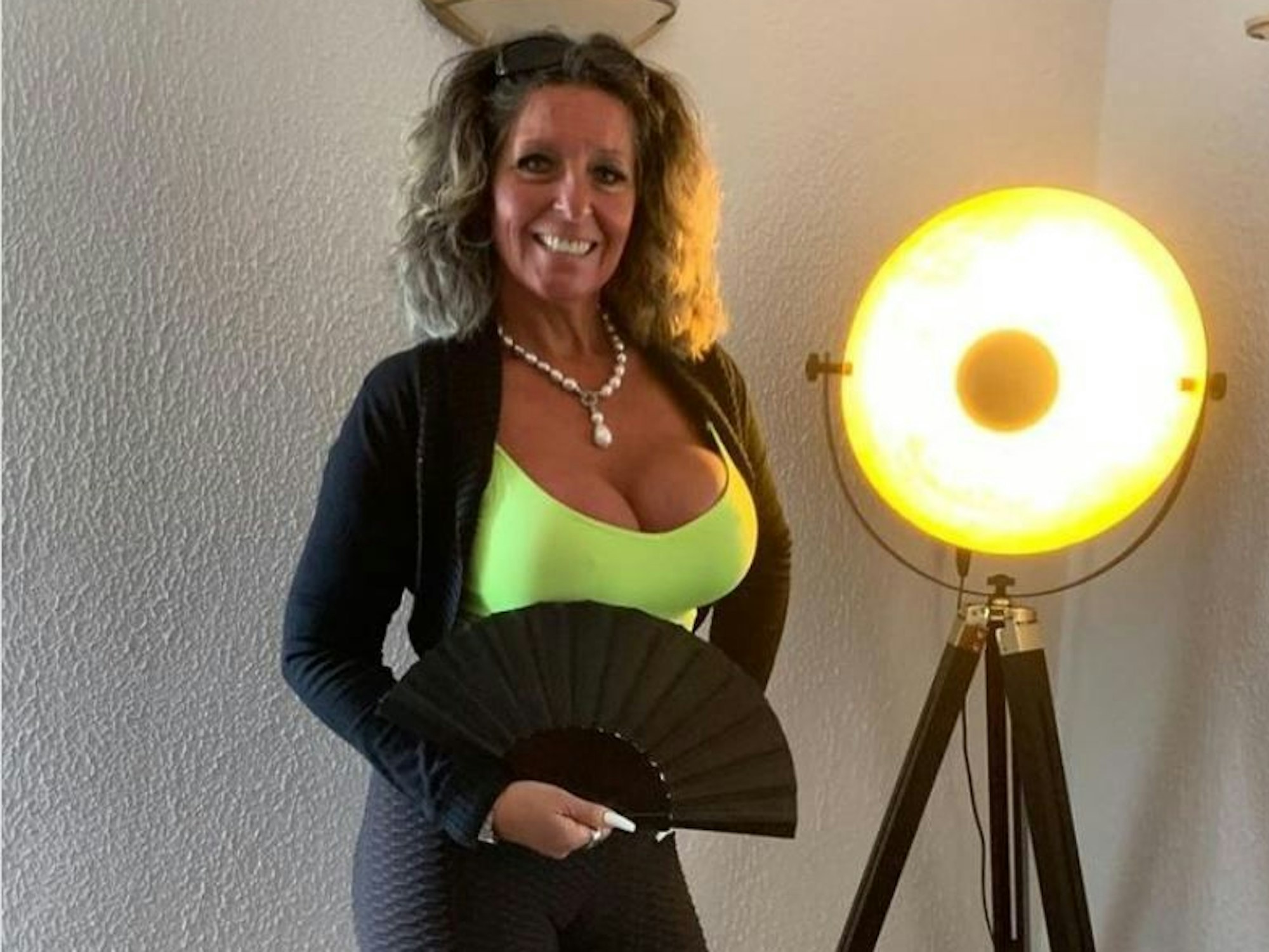 Das Foto zeigt die Internet-Berühmtheit Carla Lagerfeld, die mit einem Fächer in der Hand posiert. Carla Lagerfeld hat das Foto am 22. April 2022 bei Instagram veröffentlicht. Quelle: Instagram / carla_lagerfeld