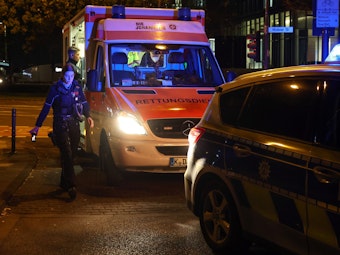 Polizei und Rettungsdienst bei einem Einsatz in Köln (Symbolfoto): Bei einem Unfall in Leverkusen wurden zehn Personen zum Teil lebensgefährlich Verletzt.



