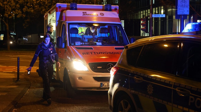Polizei und Rettungsdienst bei einem Einsatz in Köln (Symbolfoto): Bei einem Unfall in Leverkusen wurden zehn Personen zum Teil lebensgefährlich Verletzt.



