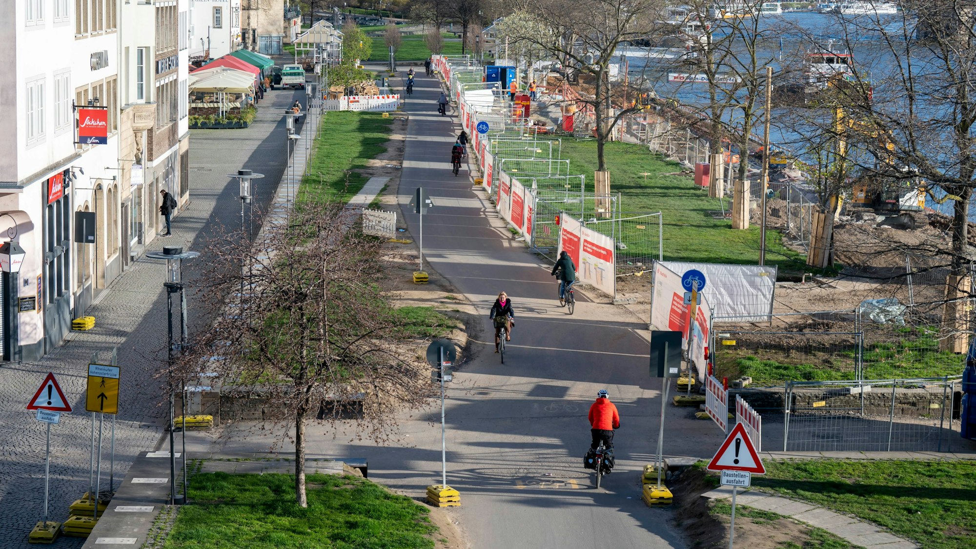 Der Ist-Zustand im Rheingarten: Bauarbeiten an der Kragplatte, eine asphaltierte Straße für Radfahrer mitten durch die Rasenfläche