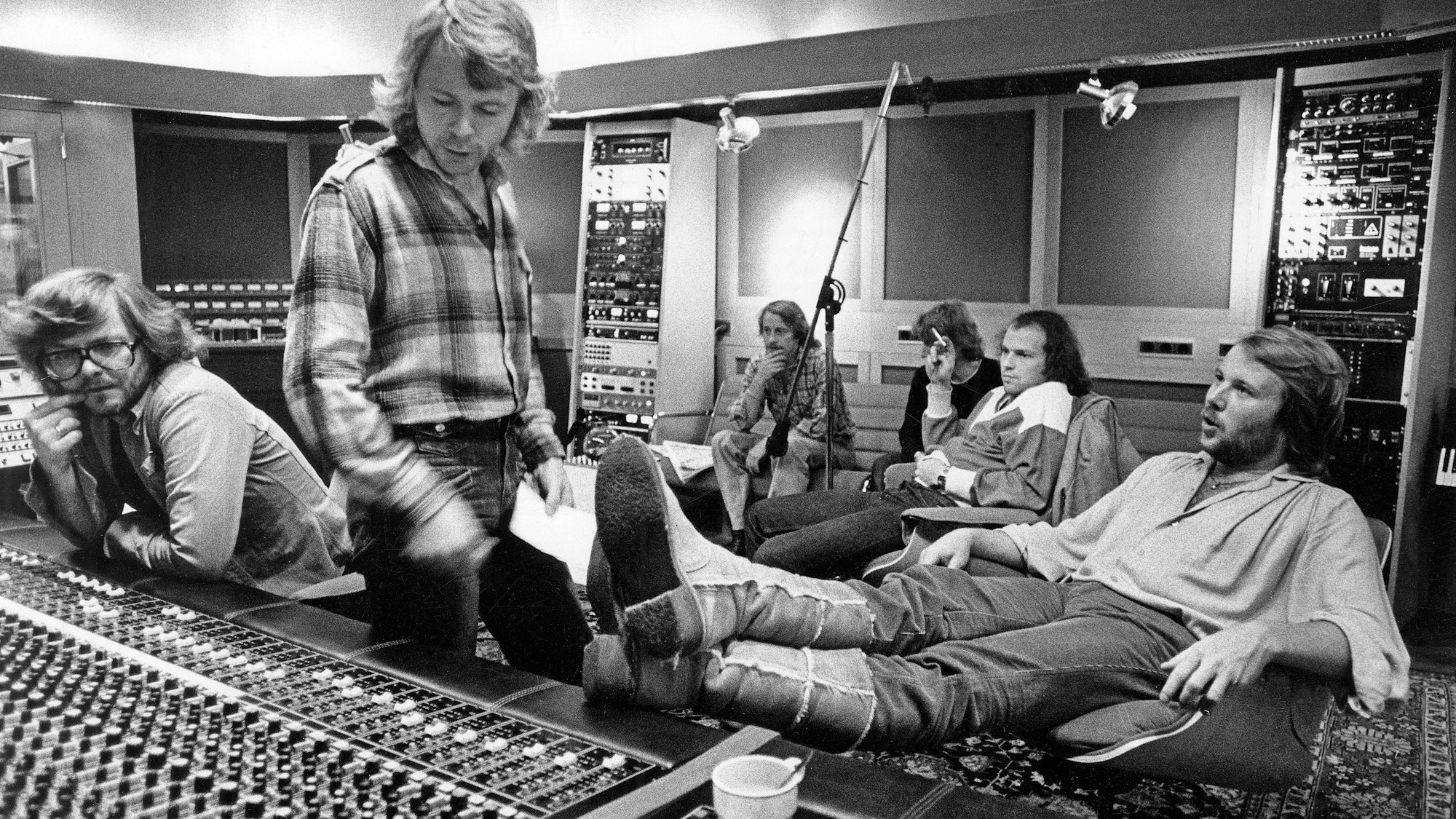 Bjorn Ulvaeus und Benny Andersson bei der Produktion eines neuen ABBA-Albums im Jahr 1978. Im Hintergrund sind die Studiomusiker Rutger Gunnarsson, Ola Brunkert und Lasse Wellander, der jetzt gestorben ist, zu sehen.