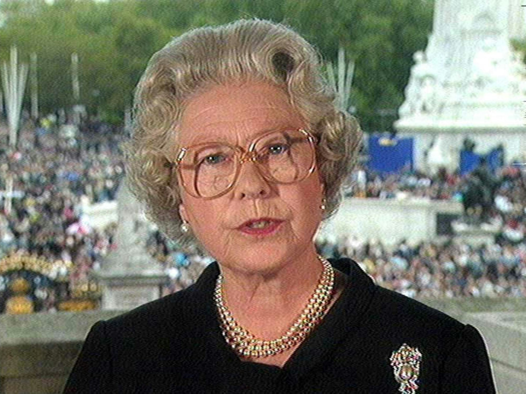 Am 5. September 1997 spricht Queen Elizabeth II. in einer außerplanmäßigen TV-Ansprache über den Unfalltod ihrer Schwiegertochter Prinzessin Diana.