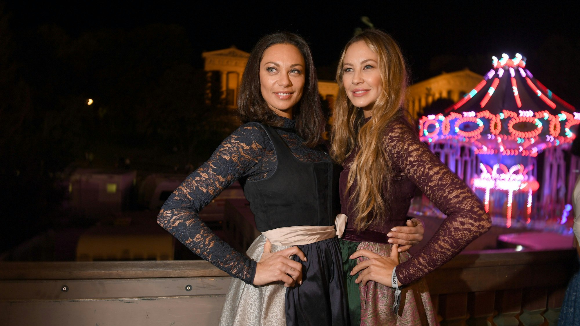 Die Models Lilly Becker (l) und Alessandra Meyer-Wölden kommen zum Almauftrieb ins Käferzelt. Das größte Volksfest der Welt dauert bis zum 6. Oktober. +++ dpa-Bildfunk +++