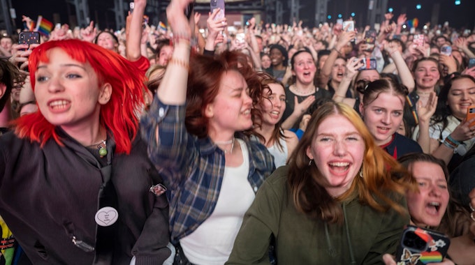 Fans feiern den Auftritt von Girl in Red im Kölner Palladium.