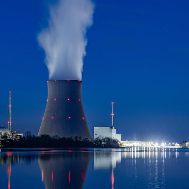 Wasserdampf steigt aus dem Kühltum des Kernkraftwerks Isar 2. Laut Atomgesetz soll die endgültige Abschaltung des Kraftwerkes am 15. April erfolgen. (zu dpa «Aus für Atomkraft - Letztes AKW in Bayern geht vom Netz») +++ dpa-Bildfunk +++