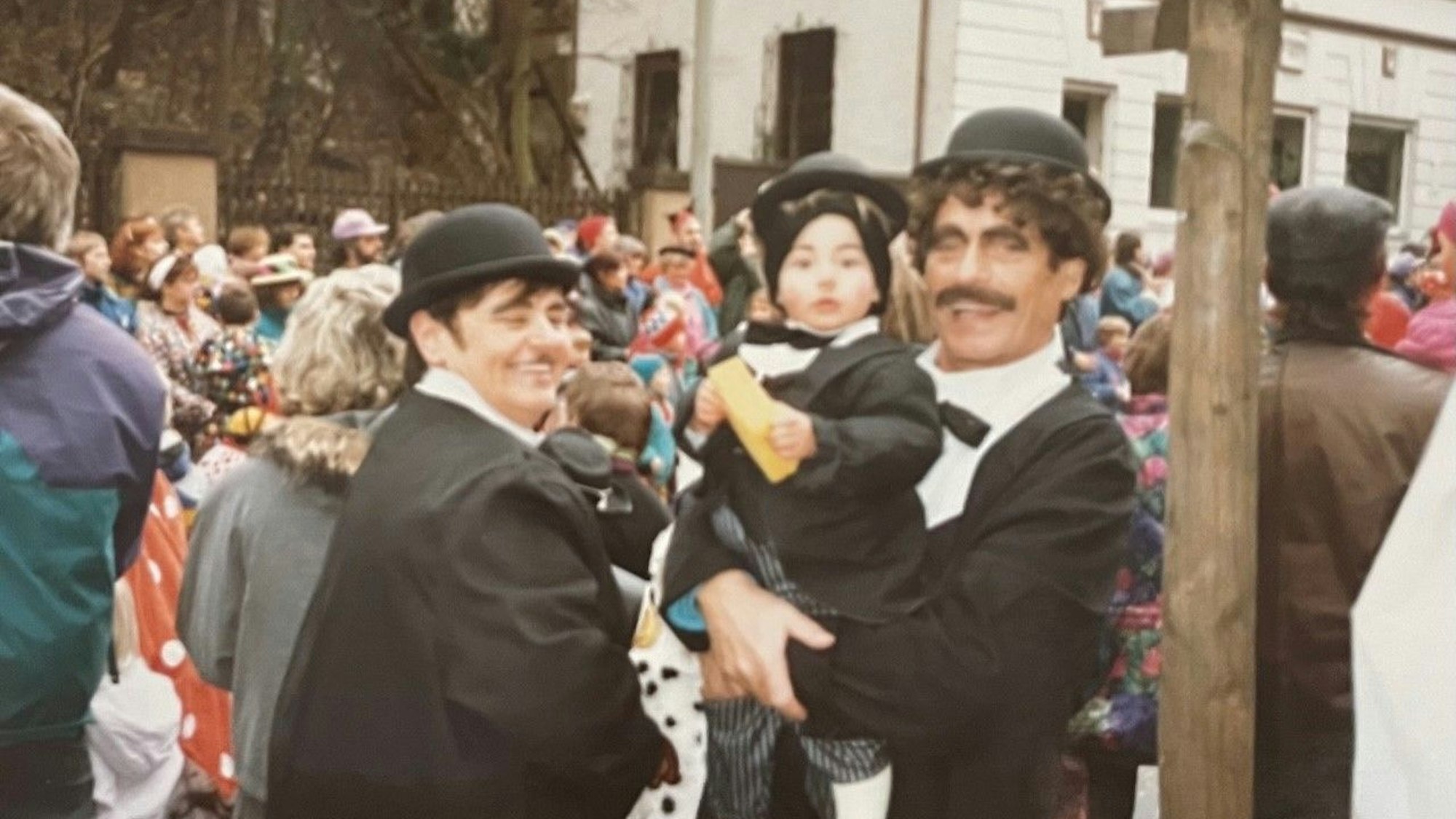 Gerda-Marie und Klaus Schmid mit ihrer Tochter beim Leverkusener Karneval.