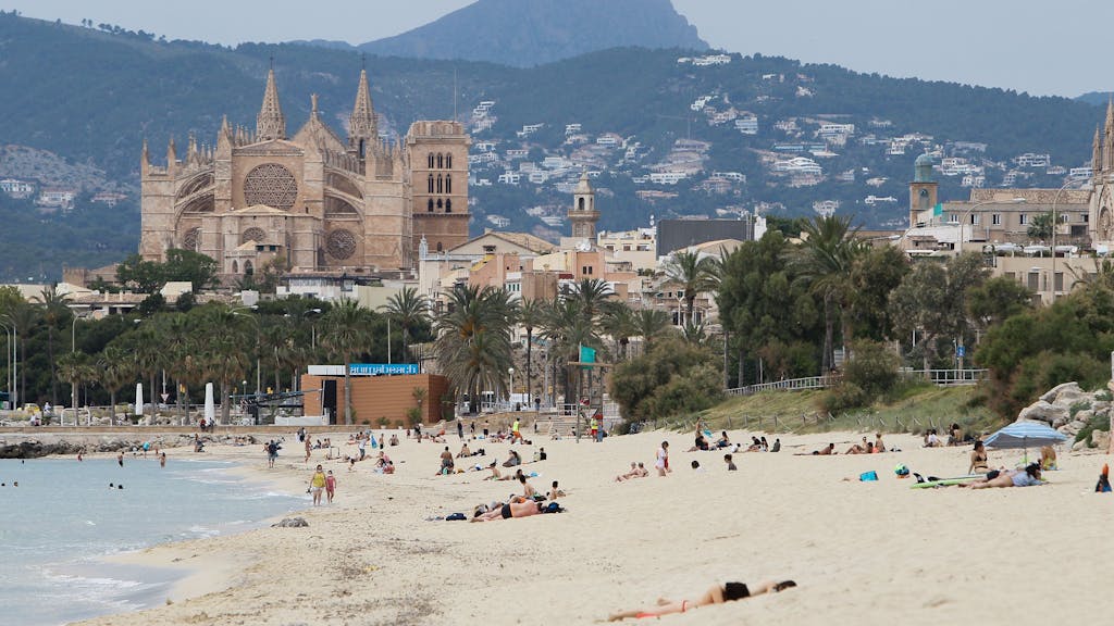 Badegäste liegen an einem Strand in Palma.&nbsp;