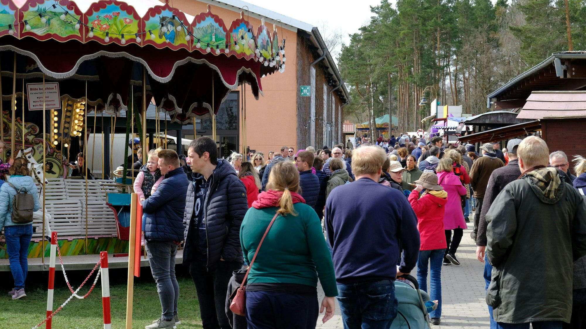 Besucher beim "Jahrmarkt anno dazumal" im LVR-Freilichtmuseum Kommern.