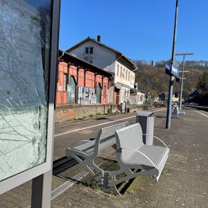 Einer von zwei vor geraumer Zeit eingeschlagenen Aushangkästen am Bahnhof in Ründeroth.