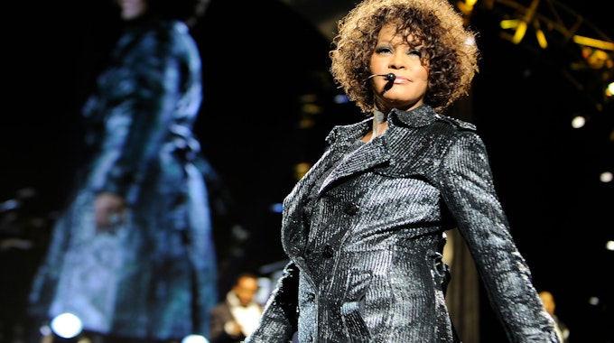 Sängerin Whitney Houston im Mai 2010 in Hannover auf der Bühne.