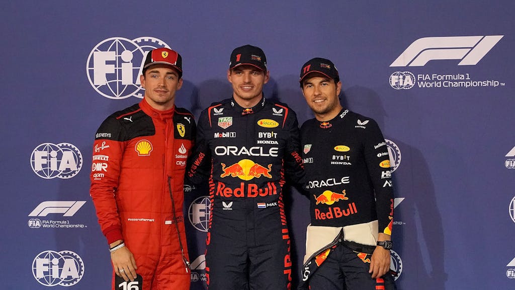 Charles Leclerc aus Monaco vom Team Ferrari (l), Max Verstappen aus den Niederlanden vom Team Oracle Red Bull (M) und Sergio Perez aus Mexico vom Team Oracle Red Bull (r).&nbsp;