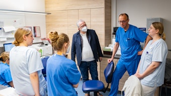 CDU-Chef Friedrich Merz (2.v.r) unterhält sich mit Pflegekräften auf der Intensivstation bei seinem Besuch im Klinikum Hochsauerland. Er hat dort eine Frühschicht begleitet.