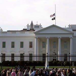 28.03.2023, USA, Washington: Die US-Flagge am Weißen Haus hängt auf Halbmast.