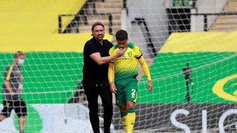 Daniel Farke (l.) kümmert sich vor seiner Zeit als Trainer von Borussia Mönchengladbach um Max Aarons, Außenverteidiger von Norwich City. Das Foto zeigt die beiden am 11. Juli 2020 nach einem Premier-League-Spiel.