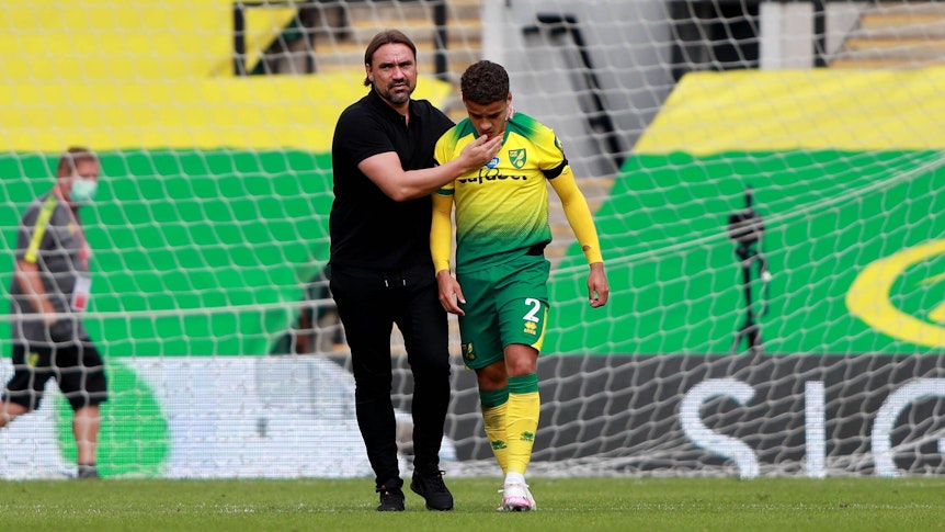 Daniel Farke (l.) kümmert sich vor seiner Zeit als Trainer von Borussia Mönchengladbach um Max Aarons, Außenverteidiger von Norwich City. Das Foto zeigt die beiden am 11. Juli 2020 nach einem Premier-League-Spiel.