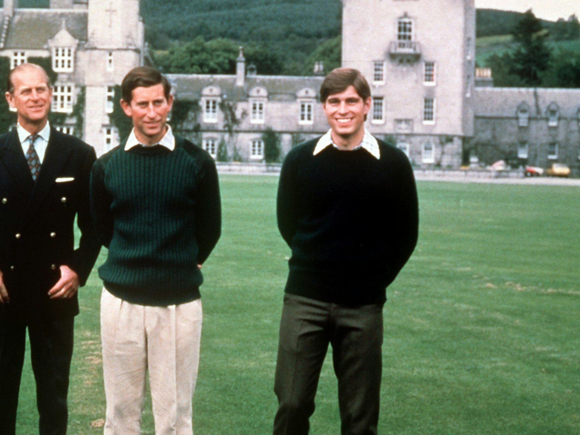 Prinz Philip, Prinz Charles und Prinz Andrew 1979 vor Schloss Balmoral in Schottland.