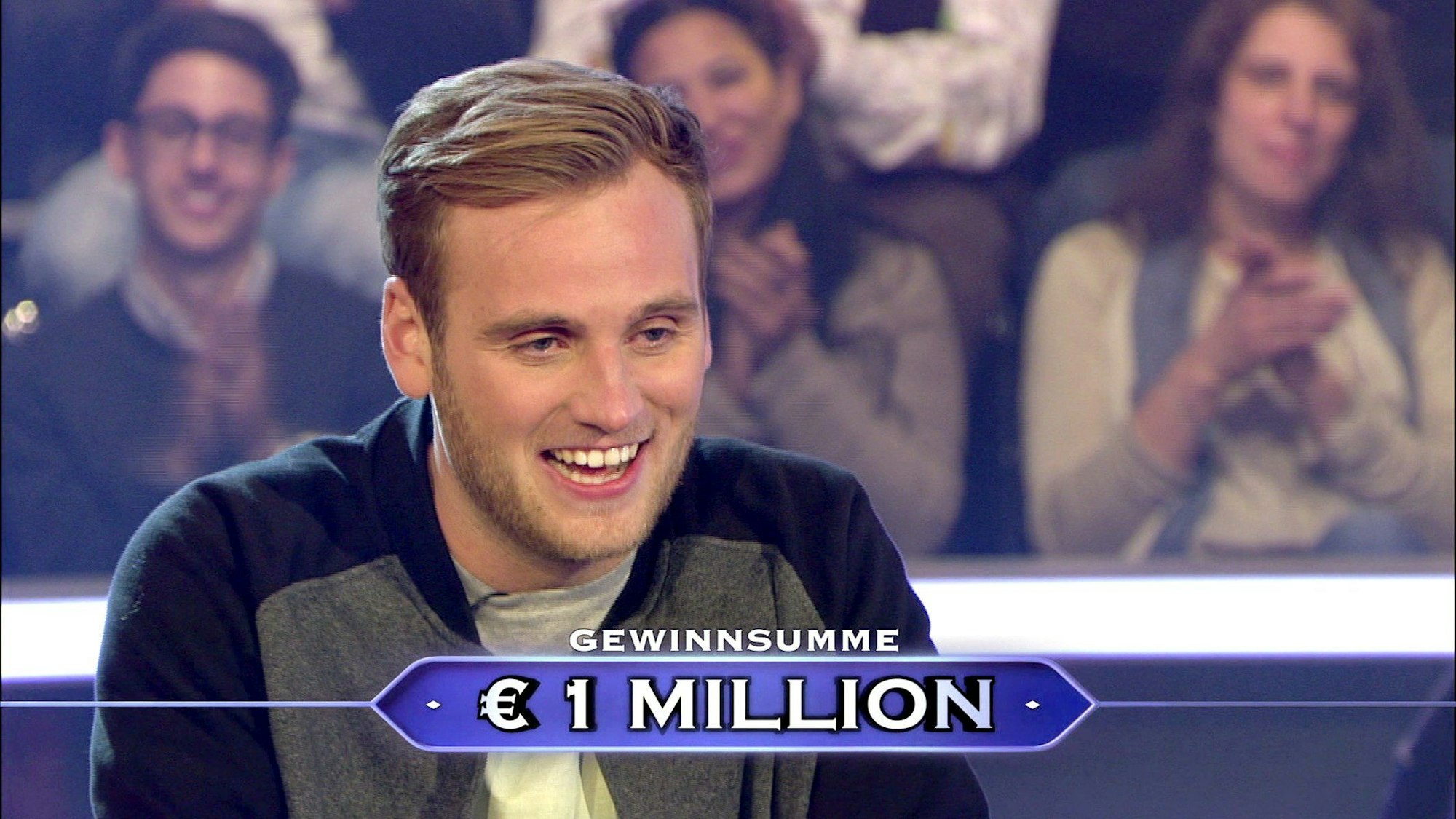 Leon Windscheid, als er 2015 in der RTL-Show „Wer wird Millionär?“ die Million gewann. Windscheid hatte versprochen, bei einem ausreichend hohen Gewinn in der Sendung ein Partyschiff zu kaufen, das er nach Günther Jauch benennen und in Münster betreiben wolle – und so kam es dann auch.