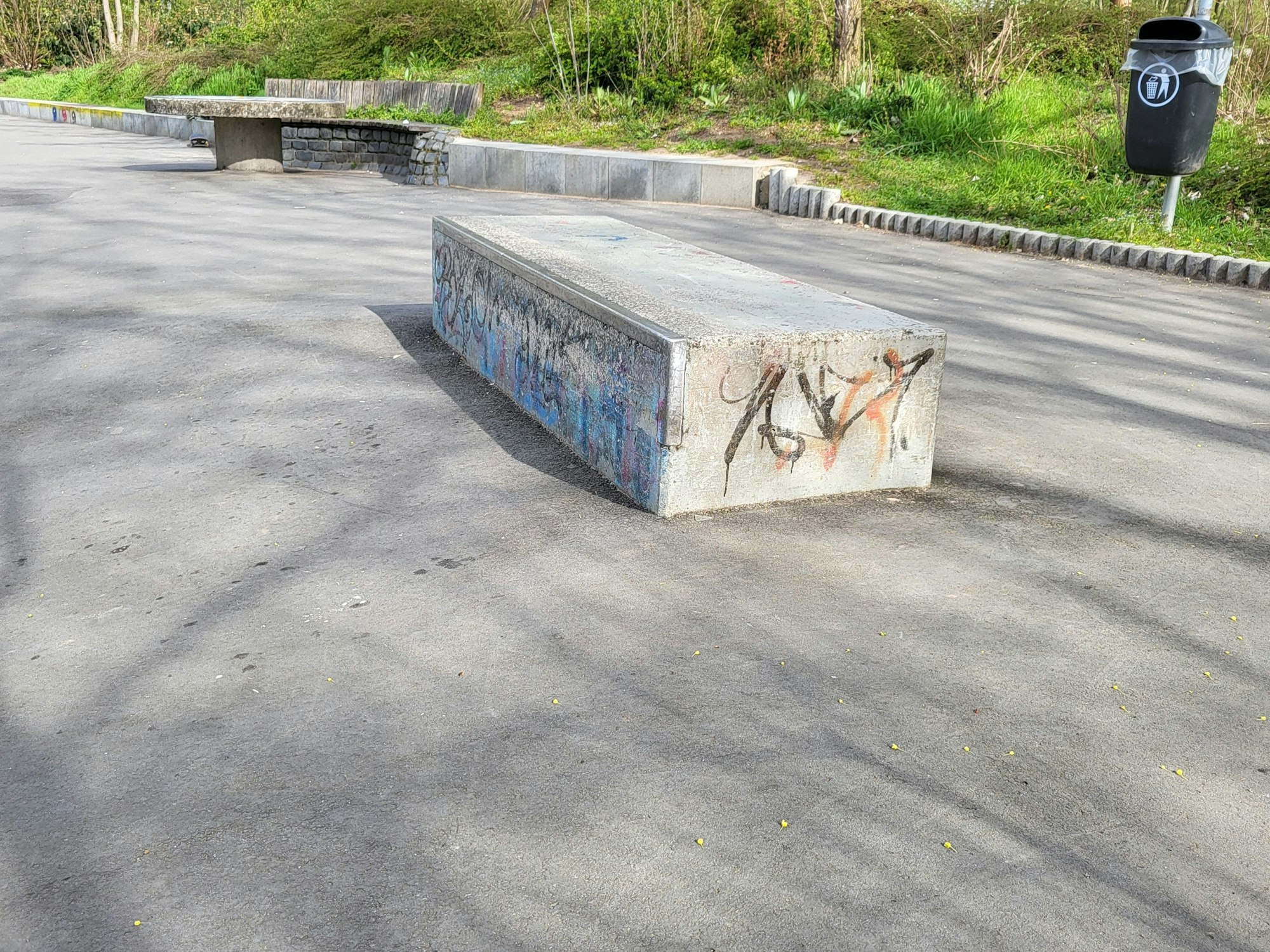Eins der kleinen Details am Rande im Skatepark Troisdorf: Eine Beton-Ledge.