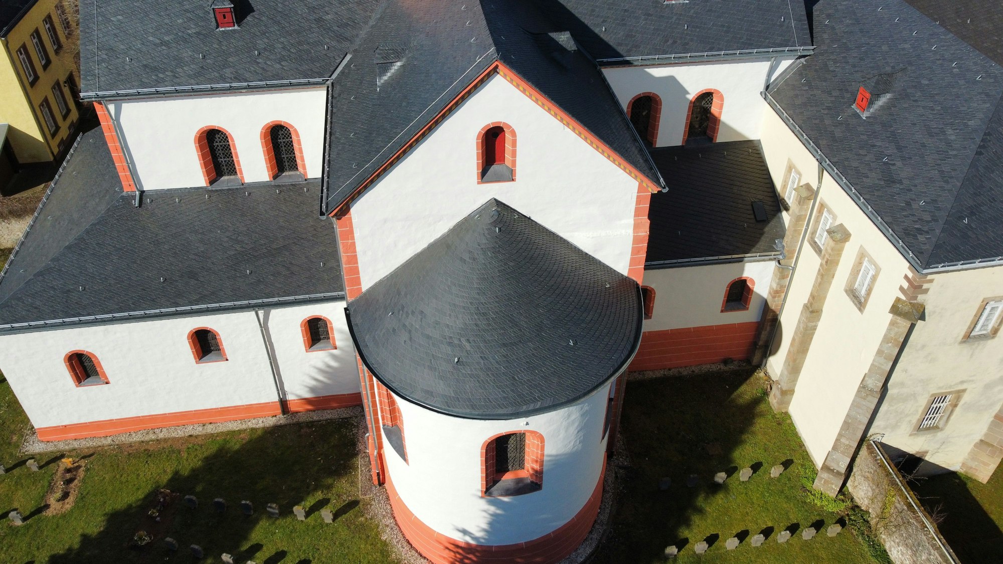 Es ist ein näheres Bild des Klosters von oben zu sehen.