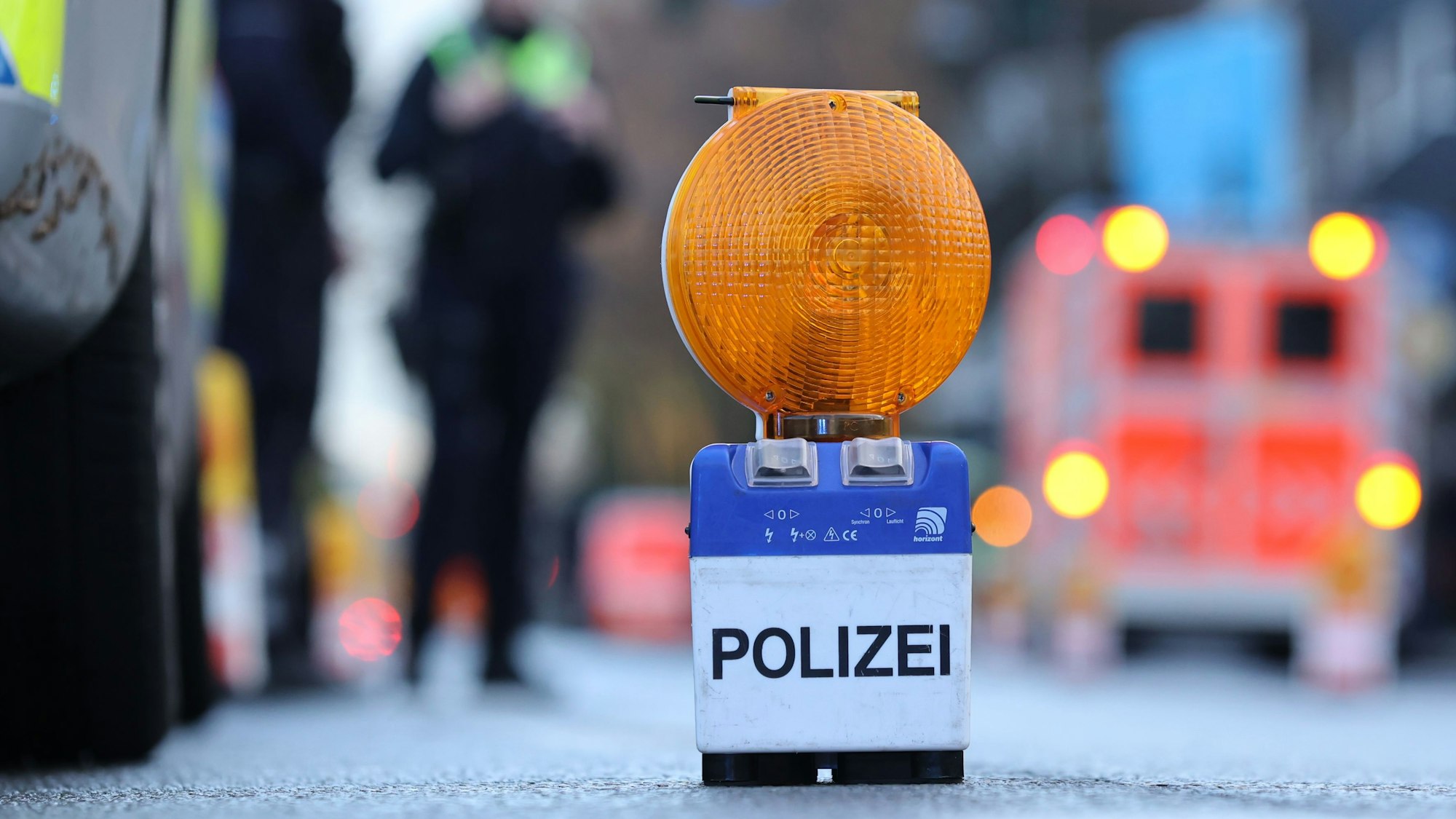 Zu sehen ist eine Polizei-Warnbake auf der Aachener Straße in Köln.