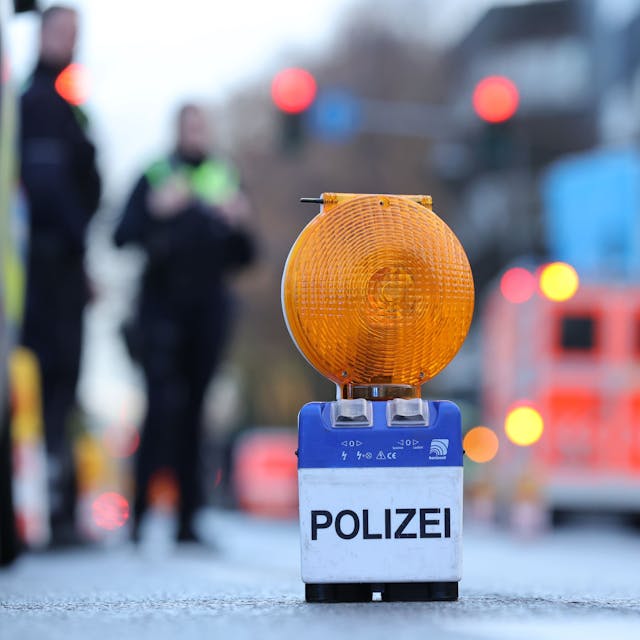 Zu sehen ist eine Polizei-Warnbake auf der Aachener Straße.