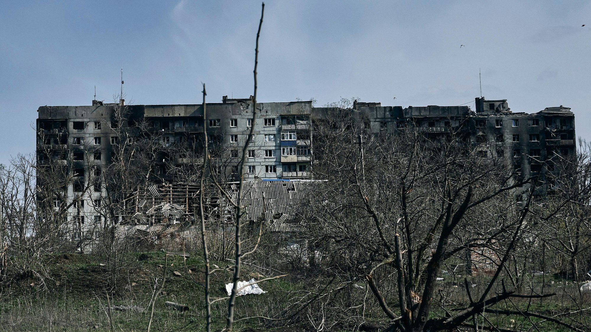 09.04.2023, Ukraine, Bachmut: Ein zerstörtes Gebäude in Bachmut. Die ukrainischen Streitkräfte haben nach Angaben des Generalstabs in Kiew seit Ostersonntag rund 60 russische Angriffe abgewehrt und auch sechs Drohnen abgeschossen.
