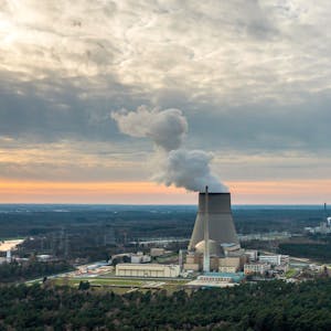 Das Kernkraftwerk Emsland (Luftaufnahme mit einer Drohne). Nach der Abschaltung des Atomkraftwerks Emsland im niedersächsischen Lingen am 15. April rechnet Betreiber RWE mit einer 14 Jahre dauernden ersten Rückbauphase einschließlich Nachbetrieb.