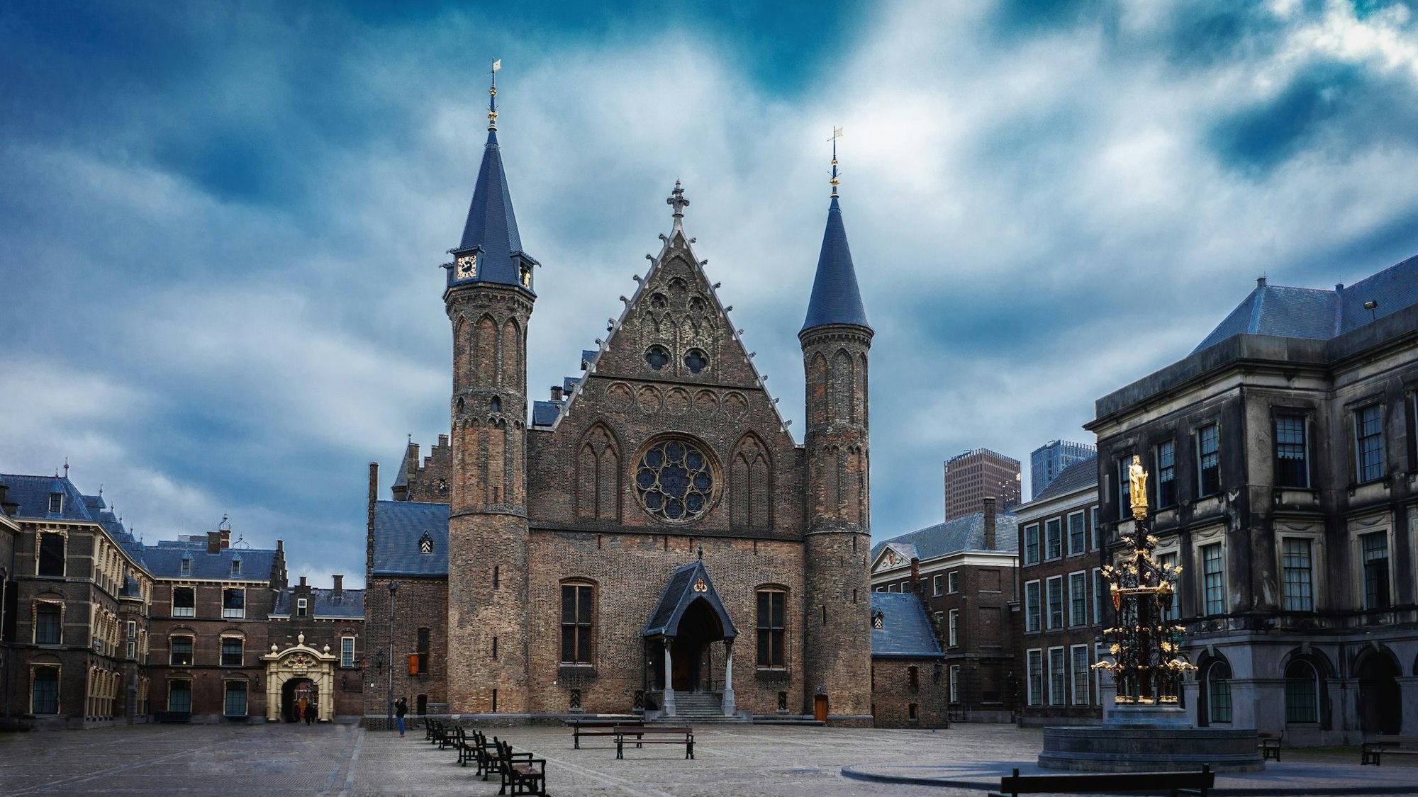 Auf dem Foto sieht man den Binnenhof von Den Haag von außen.