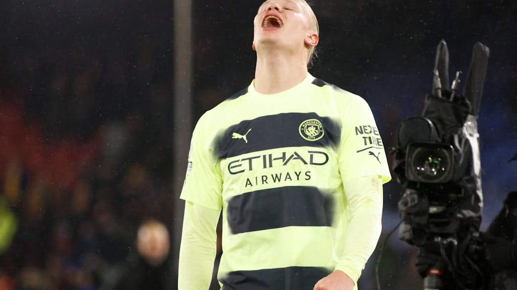 Erling Haaland freut sich beim Premier-League-Spiel von Manchester City gegen Crystal Palace.