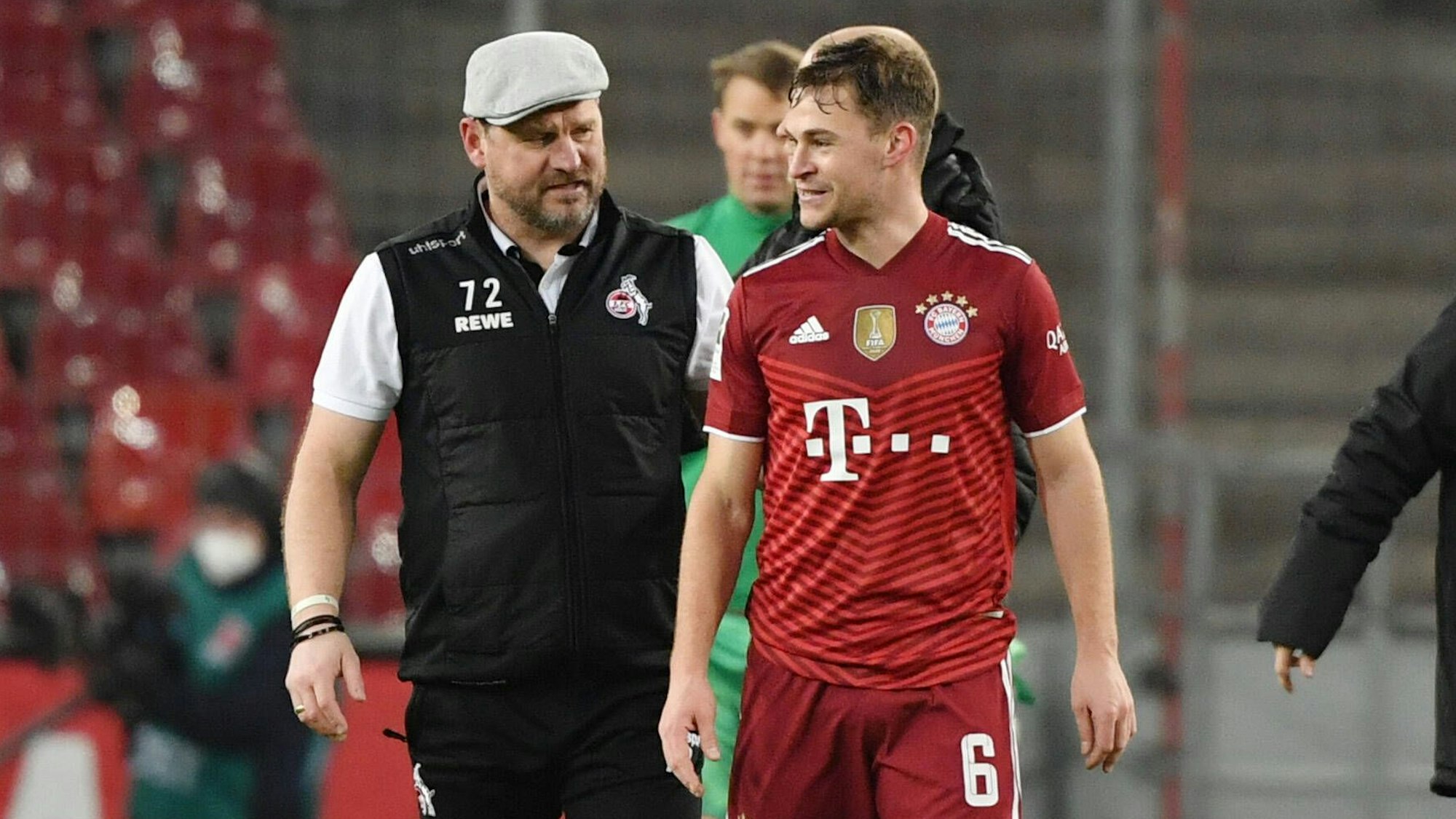 Steffen Baumgart und Bayern-Star Joshua Kimmich sprechen nach einem Bundesliga-Spiel am 15. Januar 2022.
