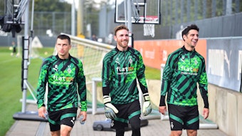 Tobias Sippel (M.) verlängert seinen Vertrag bei Borussia Mönchengladbach bis 2024. Das Foto zeigt ihn mit Lars Stindl (r.) und Stefan Lainer beim Gladbach-Training am 29. September 2022.