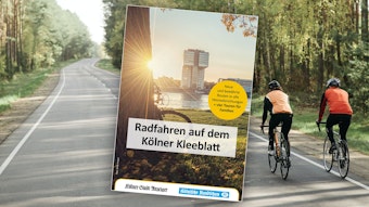 Zwei Fahrradfahrer auf dem Weg durch den Wald, im Vordergrund das Cover des Dossiers Radfahren auf dem Kölner Kleeblatt.