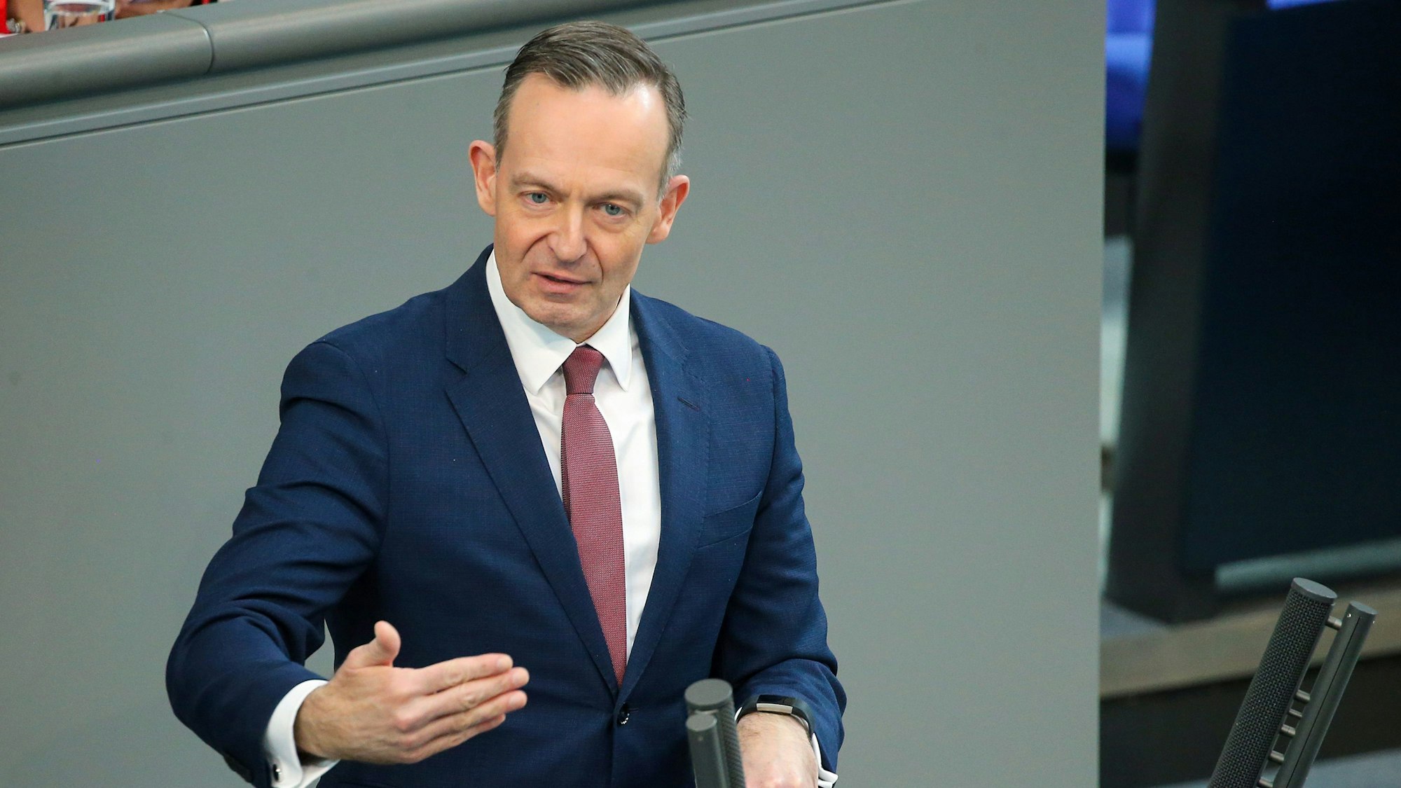 Berlin: Volker Wissing (FDP), Bundesverkehrsminister, spricht bei der Sitzung des Bundestags während der Debatte um das 49-Euro-Ticket im ÖPNV.