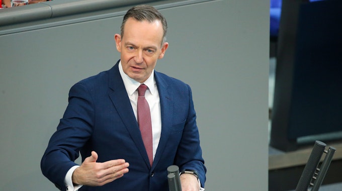 Berlin: Volker Wissing (FDP), Bundesverkehrsminister, spricht bei der Sitzung des Bundestags während der Debatte um das 49-Euro-Ticket im ÖPNV.&nbsp;