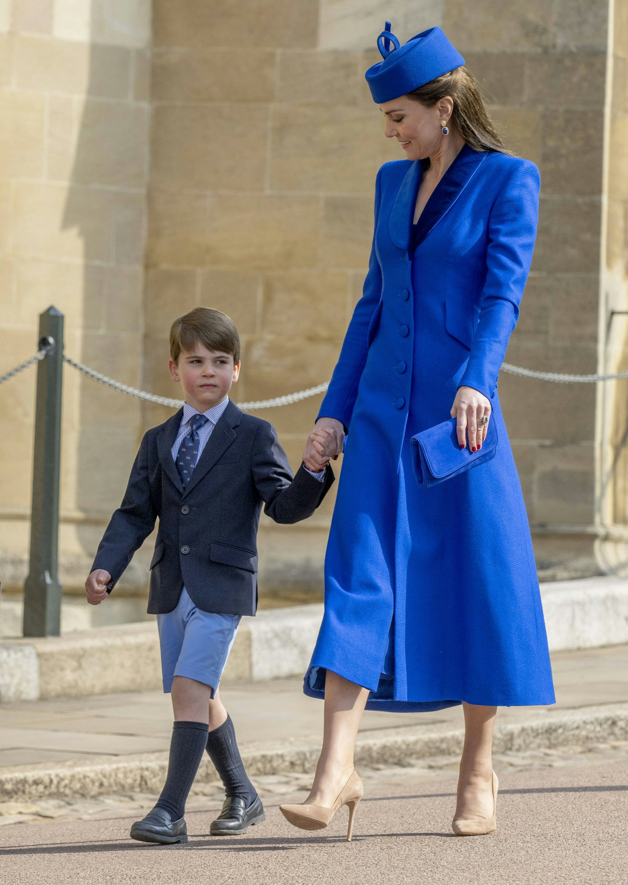 Kate Middleton mit königsblauen Mantelkleid. Sie hält ihren Sohn George an der Hand.