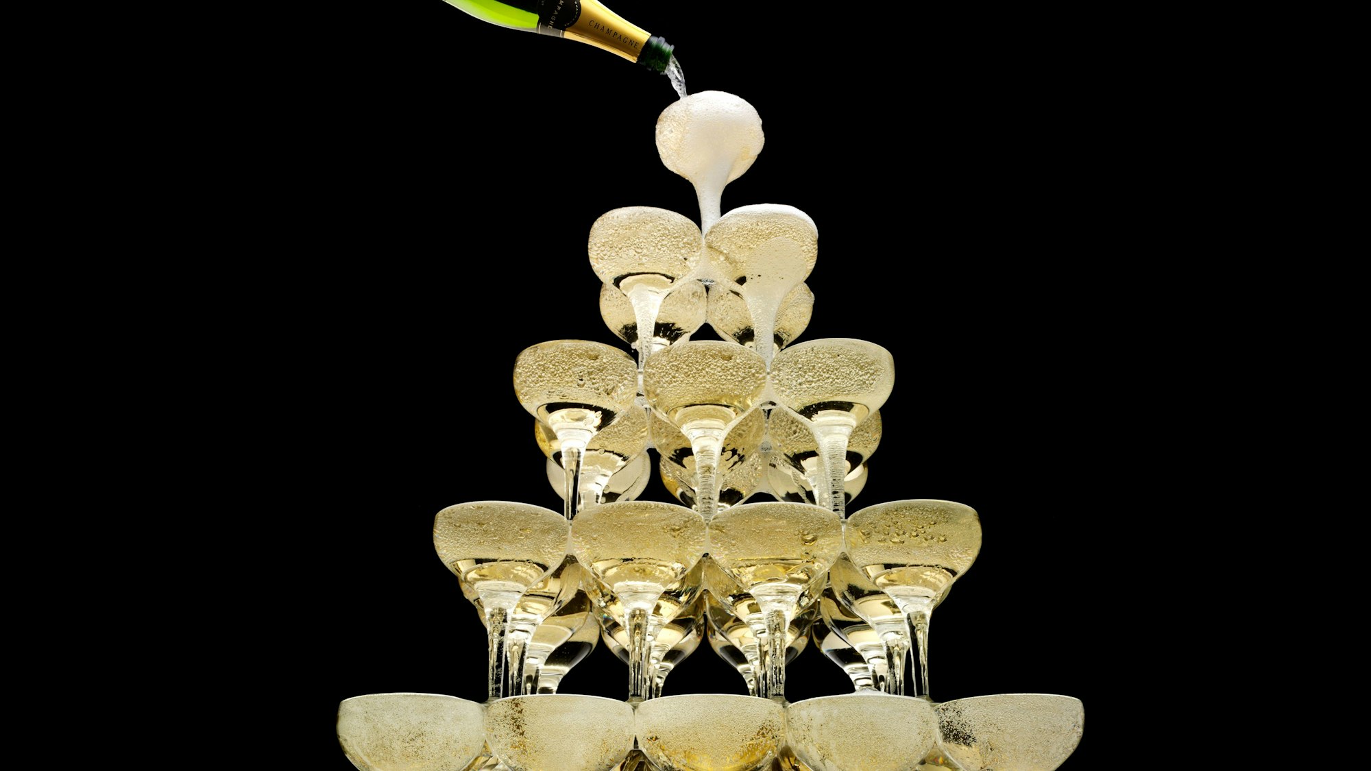 Ein Champagnerglas-Turm vor schwarzem Hintergrund.