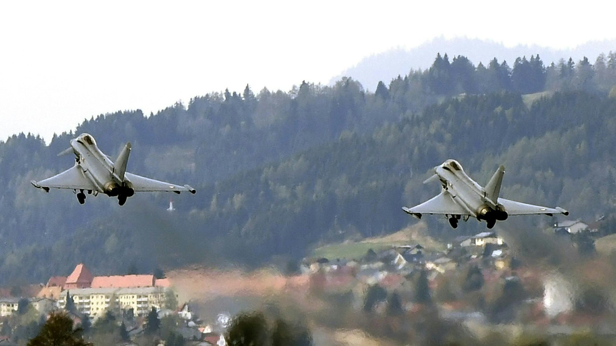 Zwei Eurofighter des österreichischen Bundesheeres starten am obersteirischen Fliegerhorst Hinterstoisser in Zeltweg (Österreich). (Symbolbild)