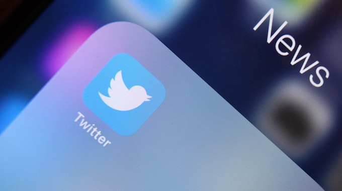 Das Logo der Nachrichten-Plattform Twitter ist auf dem Display eines iPhone zu sehen. 
